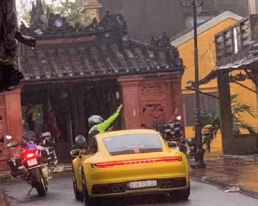 Chiếc xe ô tô cùng 2 xe mô tô phân khối lớn di chuyển vào khu phố dành cho người đi bộ ở Hội An. Ảnh: VOV