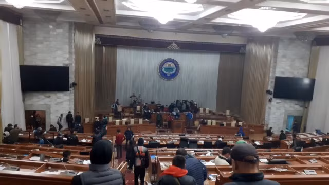 Người biểu tình bên trong tòa nhà Quốc hội Kyrgyzstan hôm 6-10 Người biểu tình bên trong tòa nhà Quốc hội Kyrgyzstan hôm 6-10