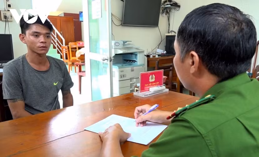 Đối tượng Trần Văn Hậu tại cơ quan Công an. Ảnh: VOV