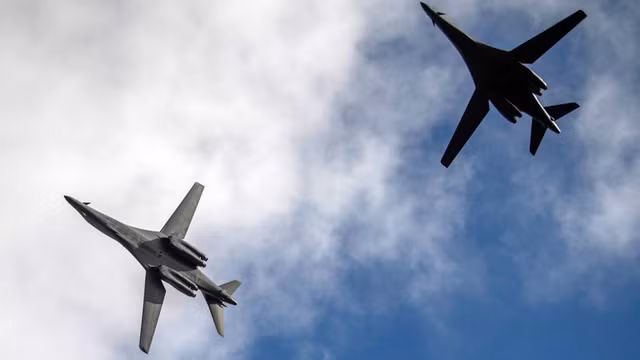 Hai máy bay ném bom B-1B của Mỹ