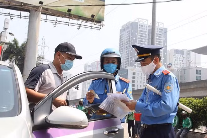Lực lượng thanh tra GTVT kiểm tra hành chính đối với các phương tiện chở khách