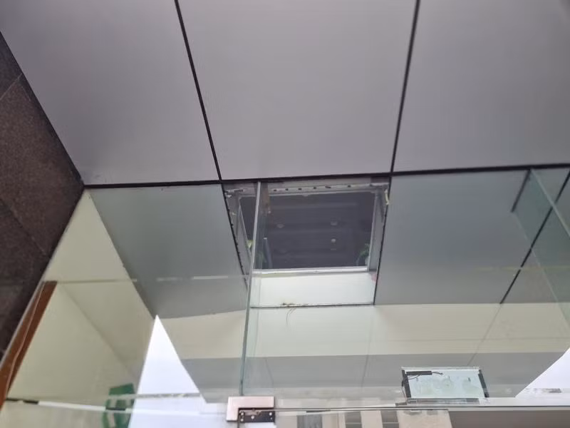 Phần trần bị thủng làm 2 người bị thương vào chiều tối 27/3