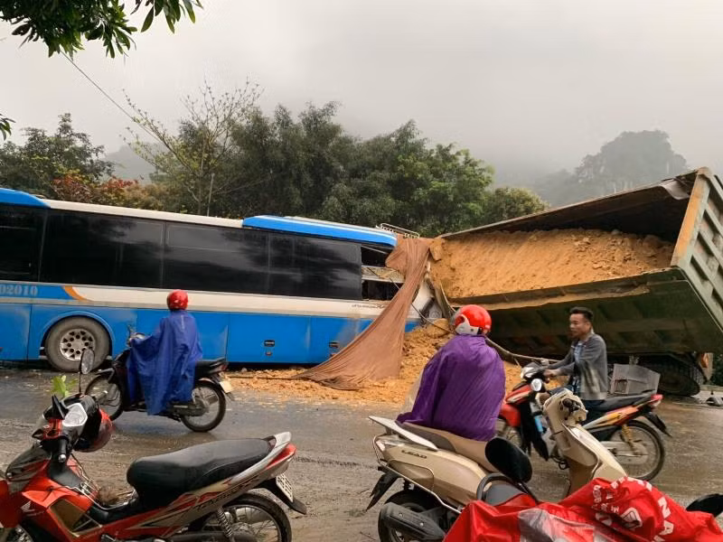 Xe khách đâm xe tải chở đất ở Hòa Bình làm 3 người chết vào sáng qua, 16/3