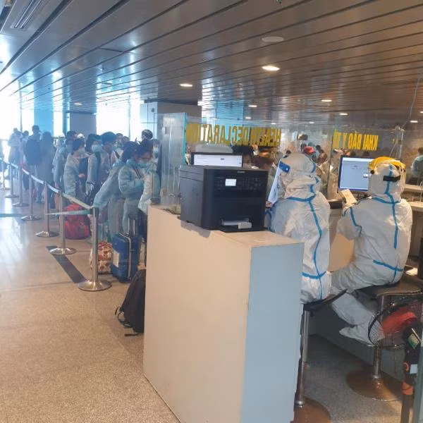 Hành khách nhập cảnh phải test nhanh trước khi lên máy bay, chi phí do hành khách chịu