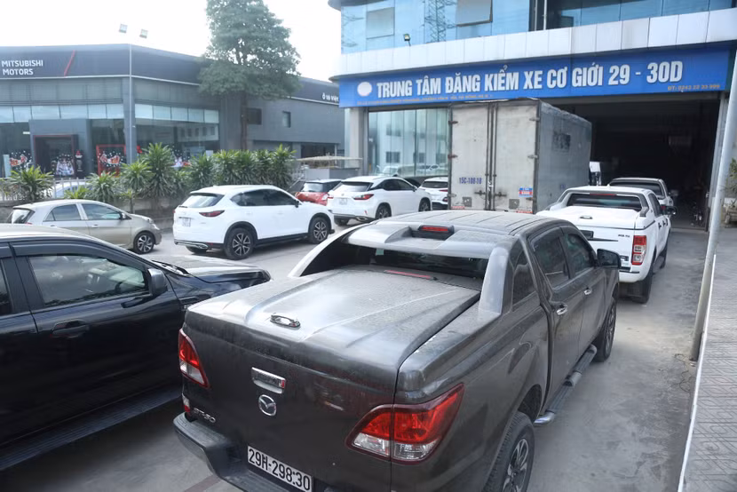 Nhiều trung tâm đăng kiểm ở Hà Nội đông đúc trở lại