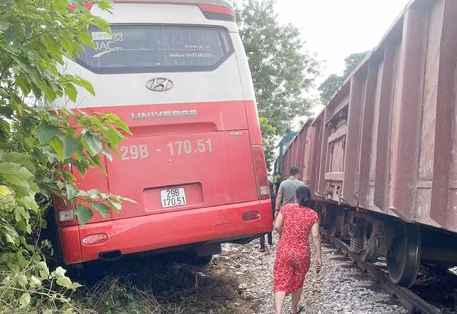 Xe chở học sinh va chạm với tàu hỏa ở Hà Nội do cố băng qua lối đi tự mở ảnh 1
