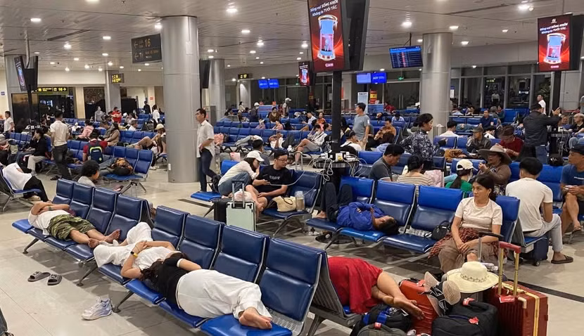 Hành khách vạ vật, mệt mỏi chờ đợi chuyến bay liên tục bị chậm kéo dài tại Tân Sơn Nhất những ngày qua
