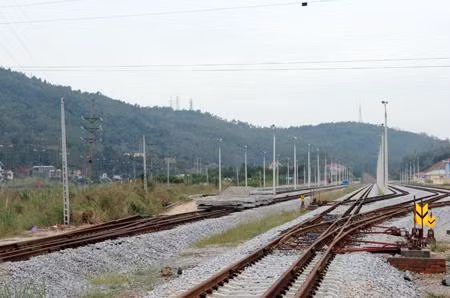 Đường sắt Yên Viên- Phả Lại đã đắp chiếu qua thời gian dài