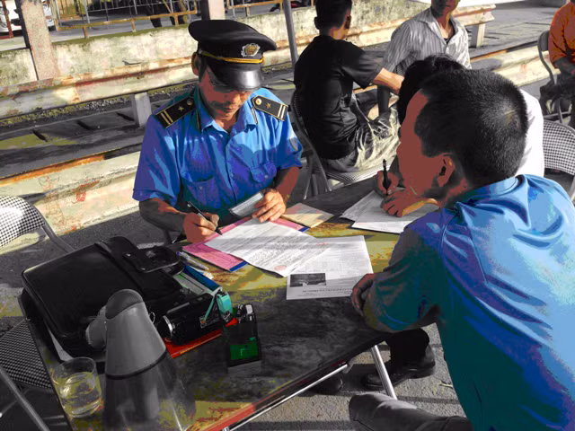 Bắt quả tang đoàn xe quá tải "né" trạm cân ảnh 1
