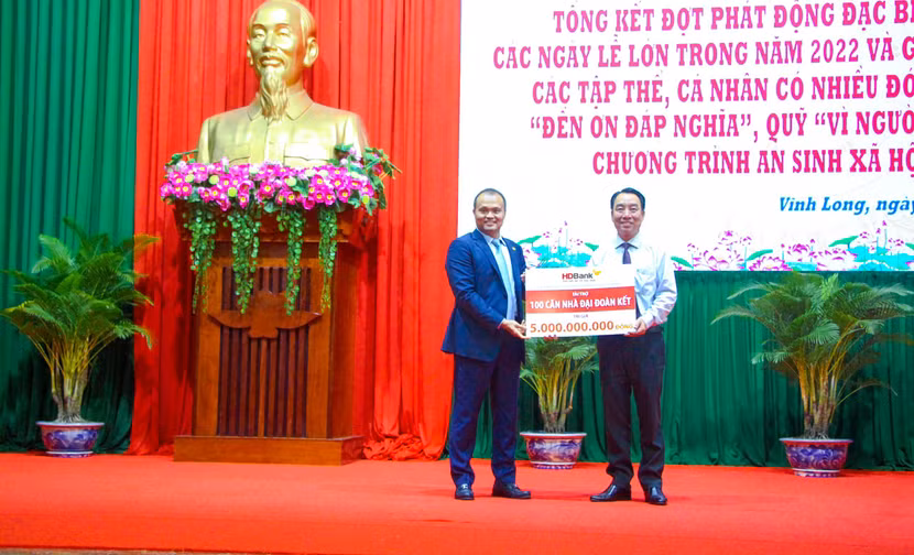 Ông Nguyễn Đăng Thanh – Phó Tổng giám đốc HDBank (trái) trao tặng kinh phí xây dựng 100 căn nhà đại đoàn kết. Ông Lữ Quang Ngời - Chủ tịch UBND tỉnh Vĩnh Long đại diện, nhận. Ông Nguyễn Đăng Thanh – Phó Tổng giám đốc HDBank (trái) trao tặng kinh phí xây dựng 100 căn nhà đại đoàn kết. Ông Lữ Quang Ngời - Chủ tịch UBND tỉnh Vĩnh Long đại diện, nhận.