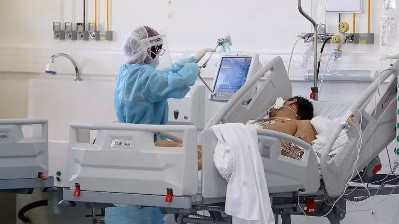 Bệnh nhân mắc Covid-19 đang được điều trị tại một bệnh viện ở Brazil