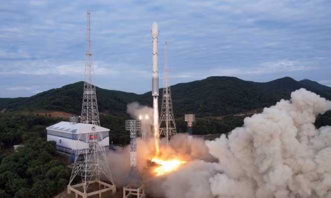 Tên lửa mang vệ tinh của Triều Tiên rời bệ phóng hôm 31-5-2023. Ảnh: KCNA Tên lửa mang vệ tinh của Triều Tiên rời bệ phóng hôm 31-5-2023. Ảnh: KCNA