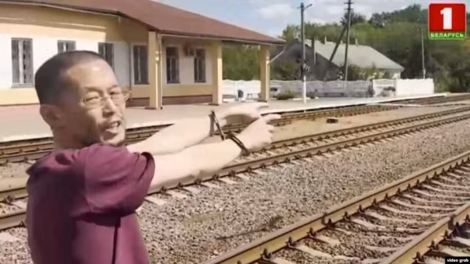 Người đàn ông, tay bị còng, đứng tại 1 ga tàu ở thành phố Gomel, Đông Nam Belarus