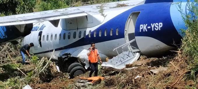 Hiện trường vụ máy bay trượt khỏi đường băng tại vùng Papua của Indonesia Hiện trường vụ máy bay trượt khỏi đường băng tại vùng Papua của Indonesia