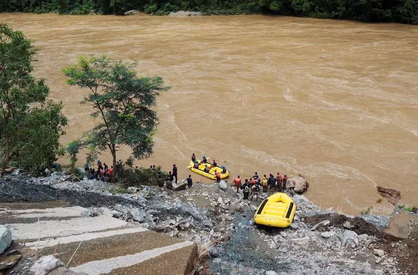 Khu vực diễn ra hoạt động tìm kiếm hai xe buýt bị cuốn xuống sông ở Nepal