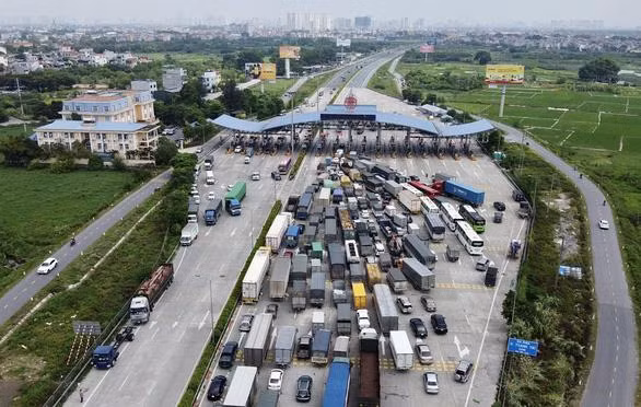 Hàng loạt xe chở ra qua Hà Nội hoặc vào Hà Nội trong sáng 24/7 đã buộc phải quay đầu