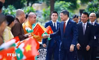 Thủ tướng Lê Minh Hưng dâng hoa tại Tượng Chủ tịch Hồ Chí Minh ở New Delhi