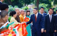 Thủ tướng Lê Minh Hưng dâng hoa tại Tượng Chủ tịch Hồ Chí Minh ở New Delhi