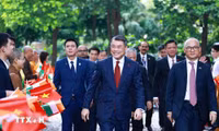 Thủ tướng Lê Minh Hưng dâng hoa tại Tượng Chủ tịch Hồ Chí Minh ở New Delhi