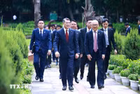 Thủ tướng Lê Minh Hưng dâng hoa tại Tượng Chủ tịch Hồ Chí Minh ở New Delhi
