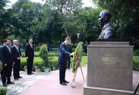 Thủ tướng Lê Minh Hưng dâng hoa tại Tượng Chủ tịch Hồ Chí Minh ở New Delhi