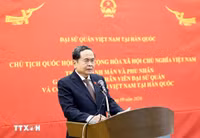 Chủ tịch Quốc hội Trần Thanh Mẫn và Phu nhân gặp gỡ cán bộ Đại sứ quán và cộng đồng người Việt ở Hàn Quốc