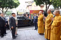 Nhà vua Thái Lan và Hoàng hậu thăm chùa Quán Sứ và dự lễ cầu an