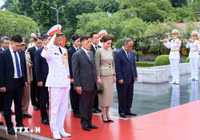 Nhà vua và Hoàng hậu Thái Lan vào Lăng viếng Chủ tịch Hồ Chí Minh, đặt vòng hoa tưởng niệm các Anh hùng liệt sỹ