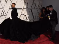 [ẢNH] Chuyện lạ Oscar 2019: Nam tài tử tự tin mặc váy 