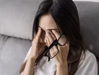 [ẢNH] Những thói quen xấu có thể gây hại cho mắt mà nhiều người mắc phải
