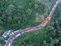 Hiện trường sạt lở nghiêm trọng ở đèo Bảo Lộc, giao thông tê liệt