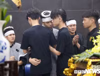 Hai con trai khóc ngất trong đám tang người mẹ lao công bị xe ‘điên’ đâm tử vong