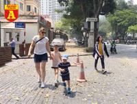 [ẢNH] Đường phố Hà Nội vắng hoe, người dân chống nắng kín mít vẫn ngại ra đường