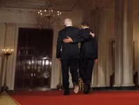 [ẢNH] Tình bạn đáng ngưỡng mộ giữa Cựu Tổng thống Mỹ Barack Obama và ứng viên Tổng thống Joe Biden
