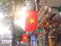 [ẢNH] Cờ đỏ sao vàng, biểu ngữ rợp trời Hà Nội mừng các ngày Lễ lịch sử của đất nước