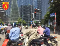 [ẢNH] Đường phố Hà Nội vắng hoe, người dân chống nắng kín mít vẫn ngại ra đường