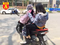 [ẢNH] Đường phố Hà Nội vắng hoe, người dân chống nắng kín mít vẫn ngại ra đường