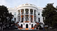 [ẢNH] Tổng thống Mỹ Donald Trump phát kẹo Halloween tại Nhà Trắng