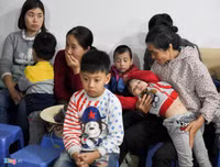 [Ảnh] Vất vả xếp hàng trong đêm mưa rét để xét nghiệm sán lợn cho con