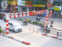 [Ảnh] Chiếc xe khách mắc kẹt trên cầu vượt Thái Hà khiến nghìn người chôn chân