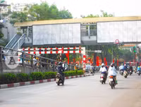 [Ảnh] Chiếc xe khách mắc kẹt trên cầu vượt Thái Hà khiến nghìn người chôn chân