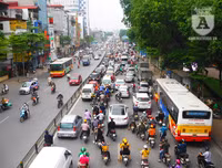 [Ảnh] Chiếc xe khách mắc kẹt trên cầu vượt Thái Hà khiến nghìn người chôn chân