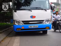 [Ảnh] Chiếc xe khách mắc kẹt trên cầu vượt Thái Hà khiến nghìn người chôn chân