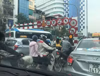 [Ảnh] Chiếc xe khách mắc kẹt trên cầu vượt Thái Hà khiến nghìn người chôn chân