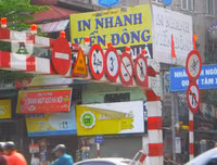 [Ảnh] Chiếc xe khách mắc kẹt trên cầu vượt Thái Hà khiến nghìn người chôn chân