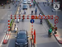[Ảnh] Chiếc xe khách mắc kẹt trên cầu vượt Thái Hà khiến nghìn người chôn chân