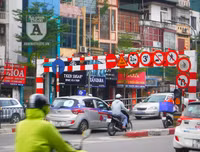 [Ảnh] Chiếc xe khách mắc kẹt trên cầu vượt Thái Hà khiến nghìn người chôn chân