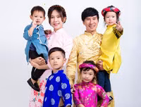 [ẢNH] Những cặp vợ chồng chênh lệch hàng chục tuổi của showbiz Việt nhưng vẫn hạnh phúc bền lâu