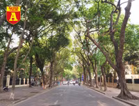 [ẢNH] Đường phố Hà Nội vắng hoe, người dân chống nắng kín mít vẫn ngại ra đường