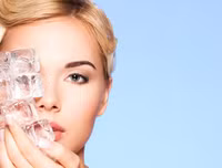 [ẢNH] Những công dụng bất ngờ ít biết của đá lạnh
